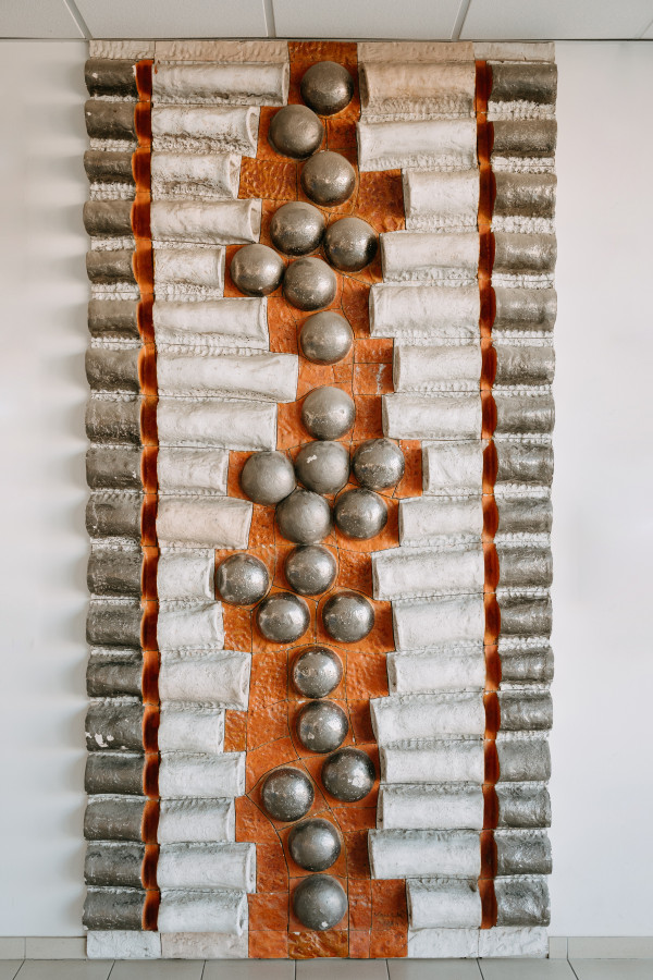 Keramický reliéf v zákaznickom centre