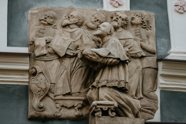 Reliéf s donátormi