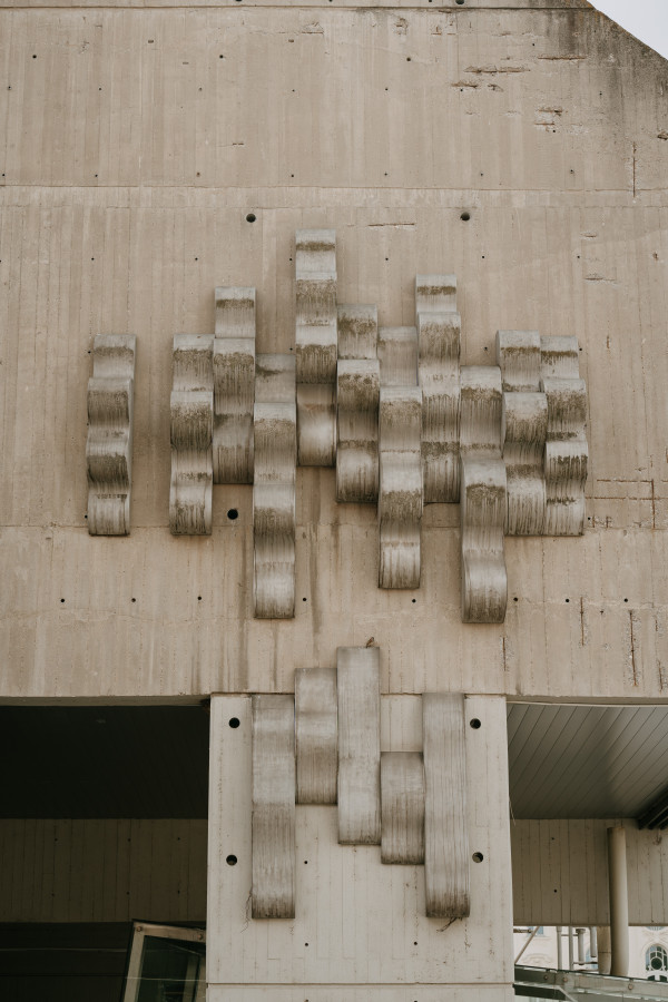 Reliéfy na Dome kultúry ROH