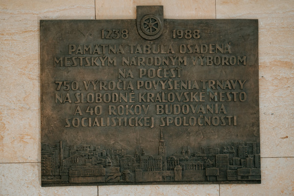 Pamätná tabuľa 750. výročia mesta a 40. výročia februárového prevratu