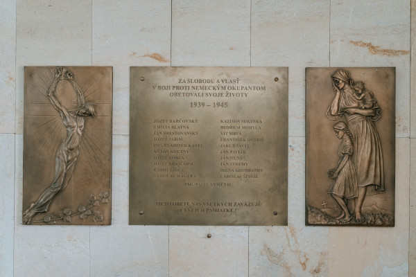 Pamätná tabuľa s reliéfmi obetiam padlým v II. svetovej vojne
