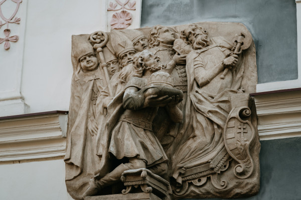 Reliéf so sv. Štefanom, sv. Ladislavom, sv. Imrichom a cirkevnými hodnostármi