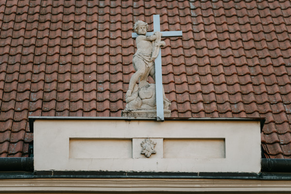 Anjel nesúci kríž