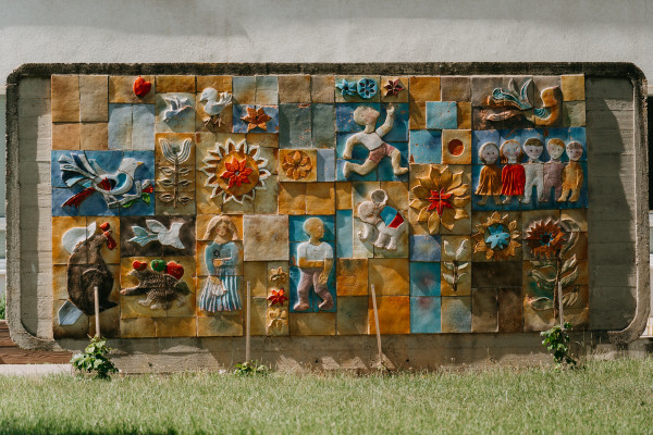 Keramický reliéf v materskej škole