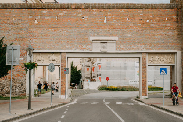 Reliéfy na Bernolákovej bráne