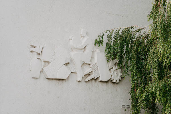 Reliéf s námetmi mlynárstva a mieru