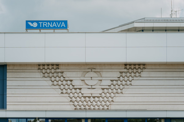 Reliéf fasády vlakovej stanice