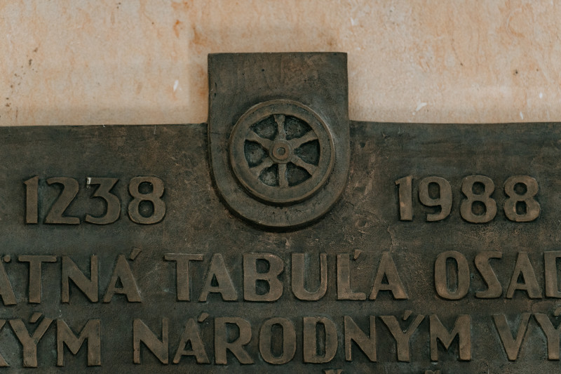 Pamätná tabuľa 750. výročia mesta a 40. výročia februárového prevratu