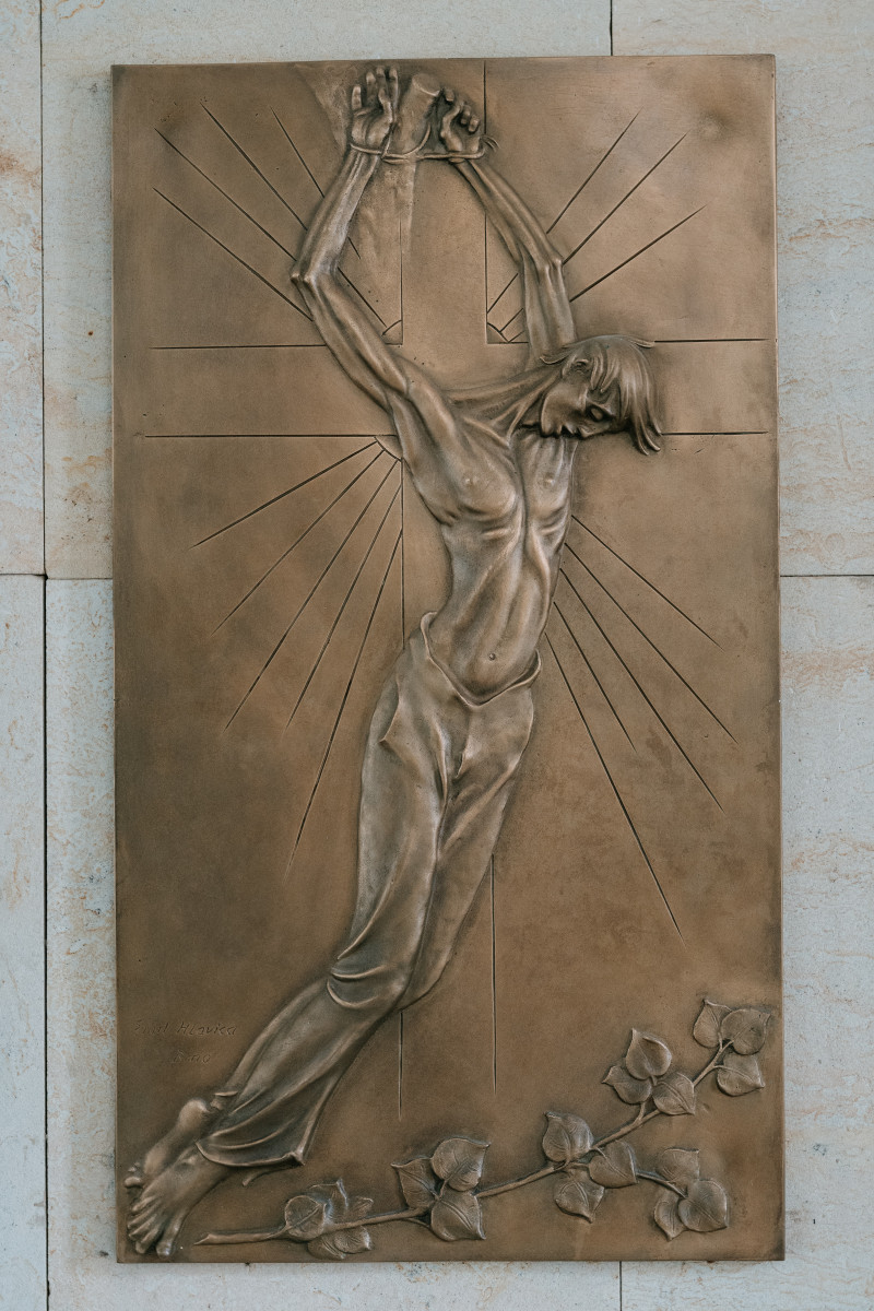 Pamätná tabuľa s reliéfmi obetiam padlým v II. svetovej vojne