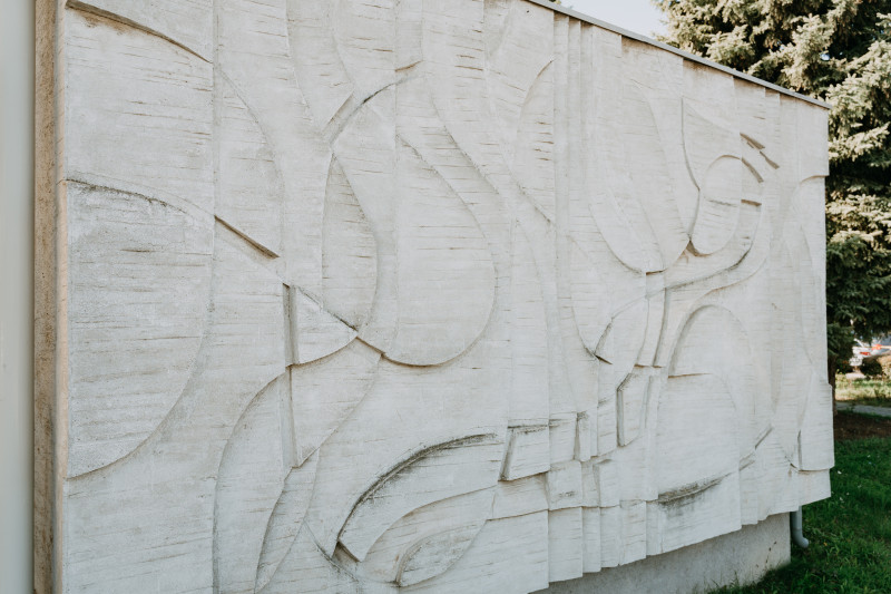 Reliéf na fasáde jedálne učilišťa ŽOS