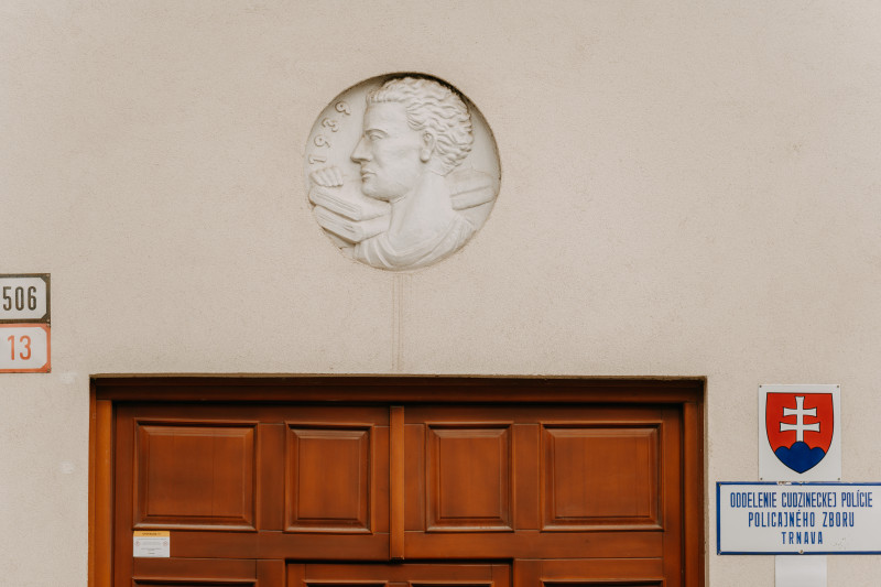 Reliéf nad vstupom do Cudzineckej polície