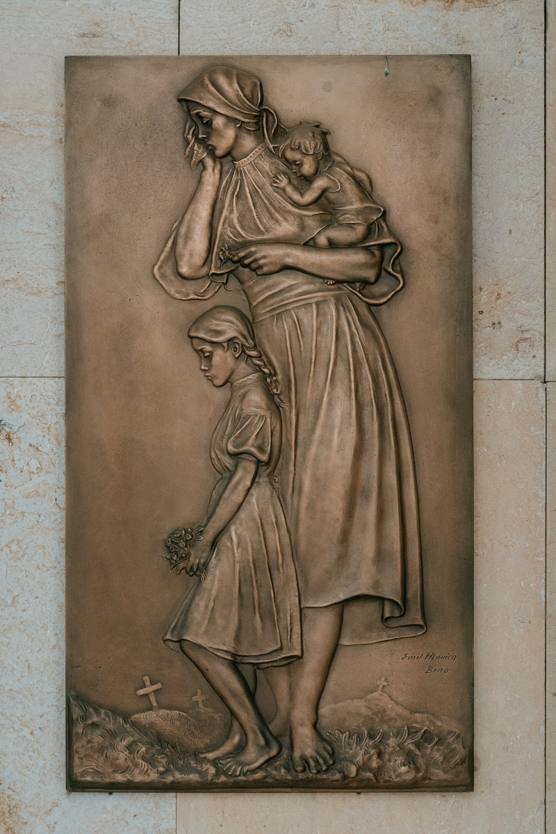 Pamätná tabuľa s reliéfmi obetiam padlým v II. svetovej vojne