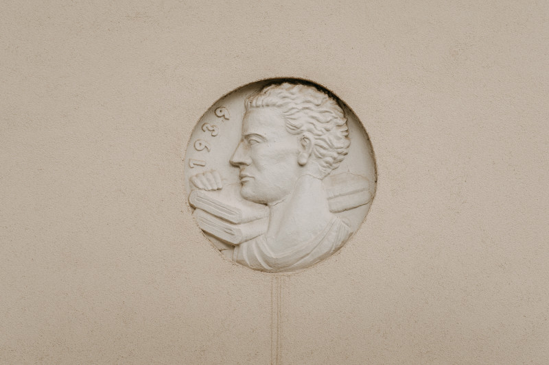 Reliéf nad vstupom do Cudzineckej polície