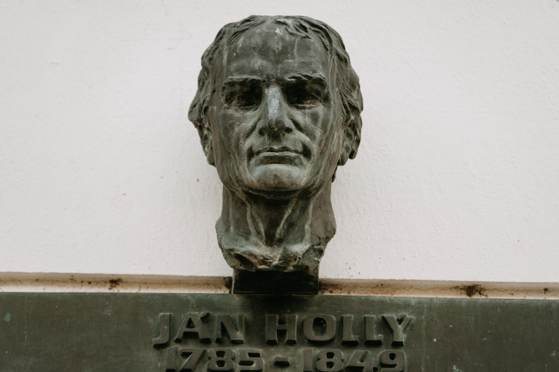 Pamätná tabuľa s bustou Jána Hollého
