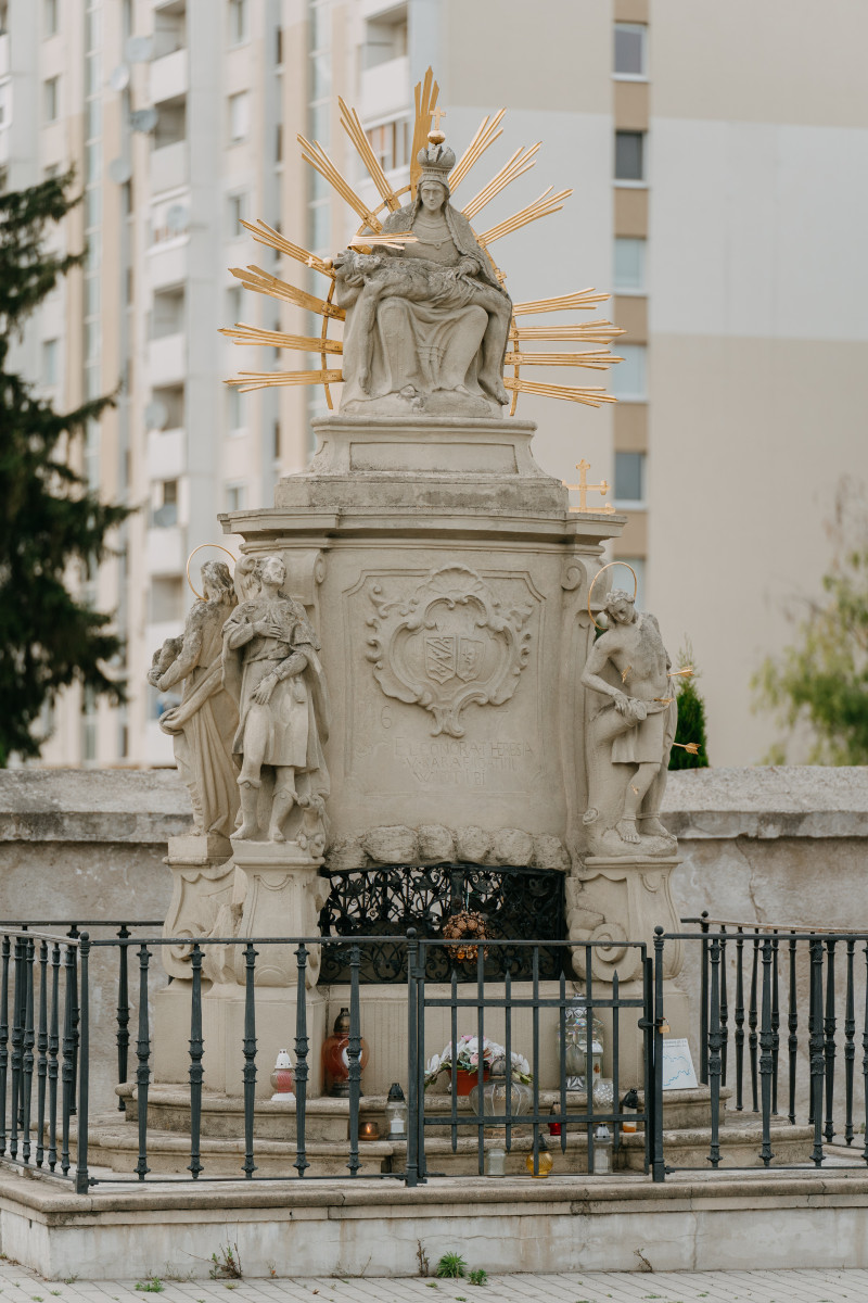 Súsošie sedembolestnej Panny Márie / Piety