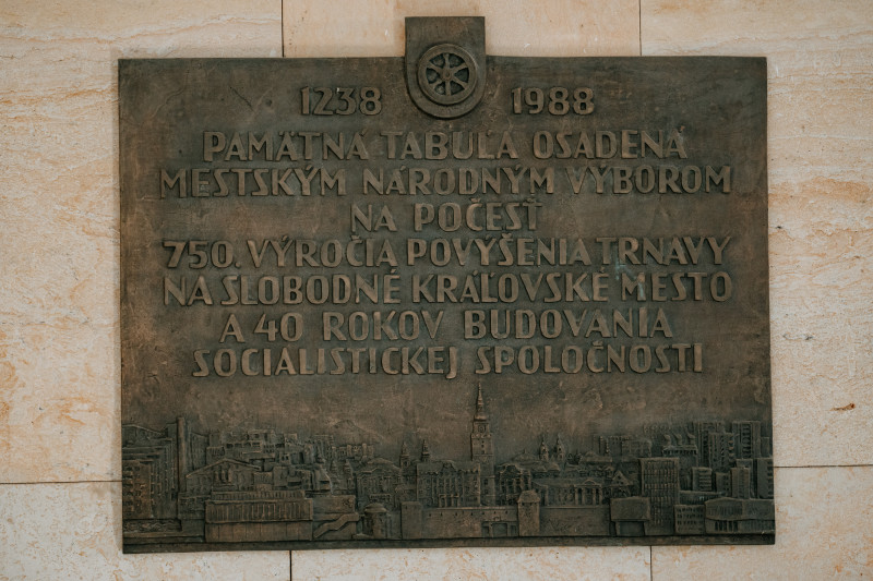 Pamätná tabuľa 750. výročia mesta a 40. výročia februárového prevratu