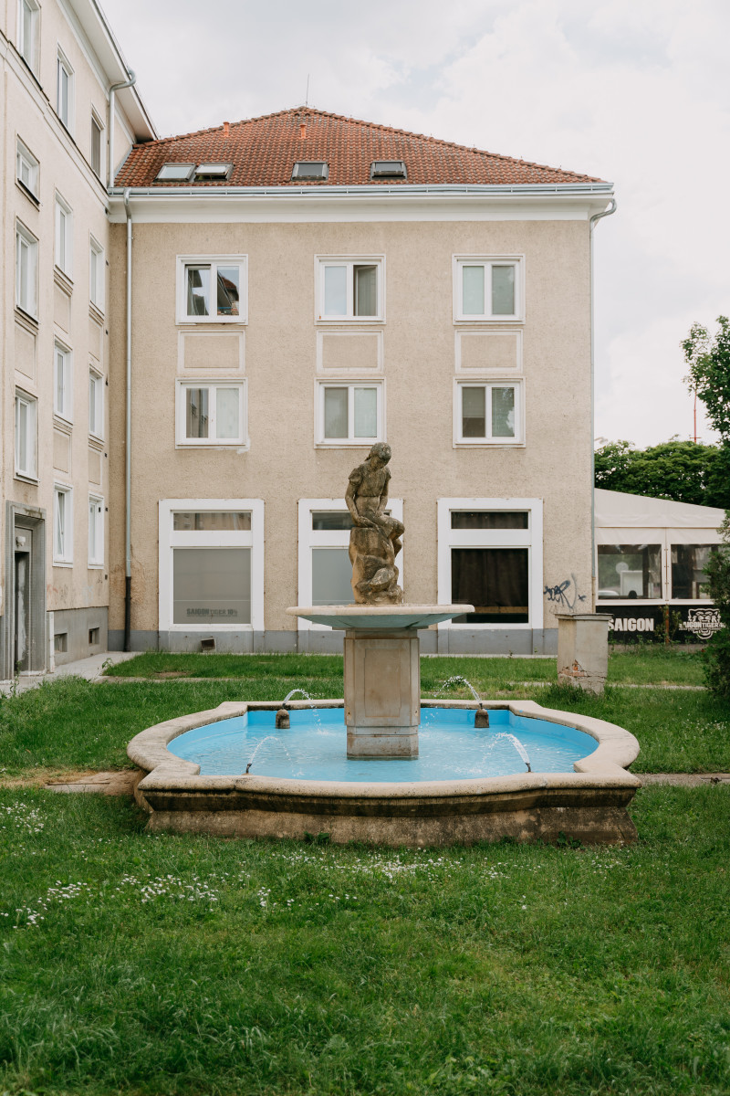 Fontána Dievča s kačkou