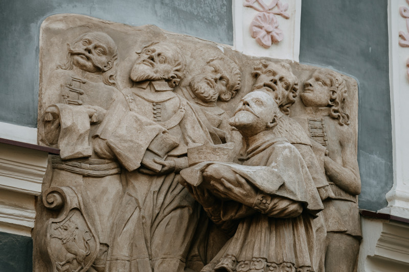 Reliéf s donátormi