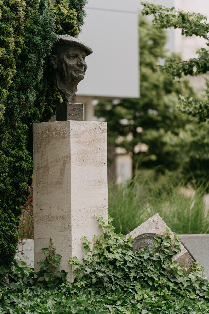 Busta Antona Hajduka