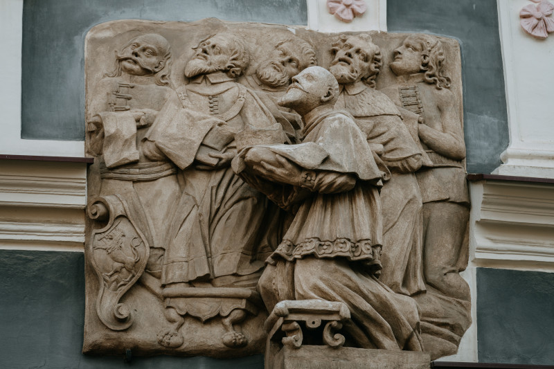 Reliéf s donátormi