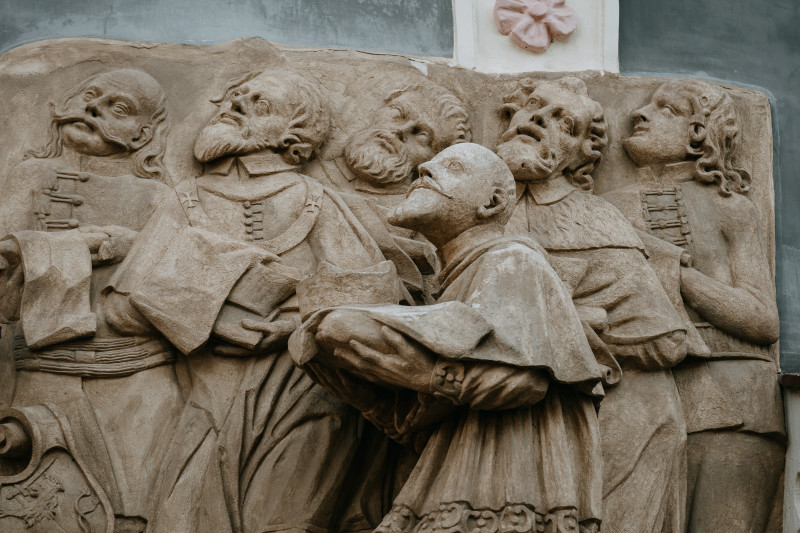 Reliéf s donátormi