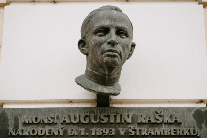 Pamätná tabuľa busta Augustína Rašku