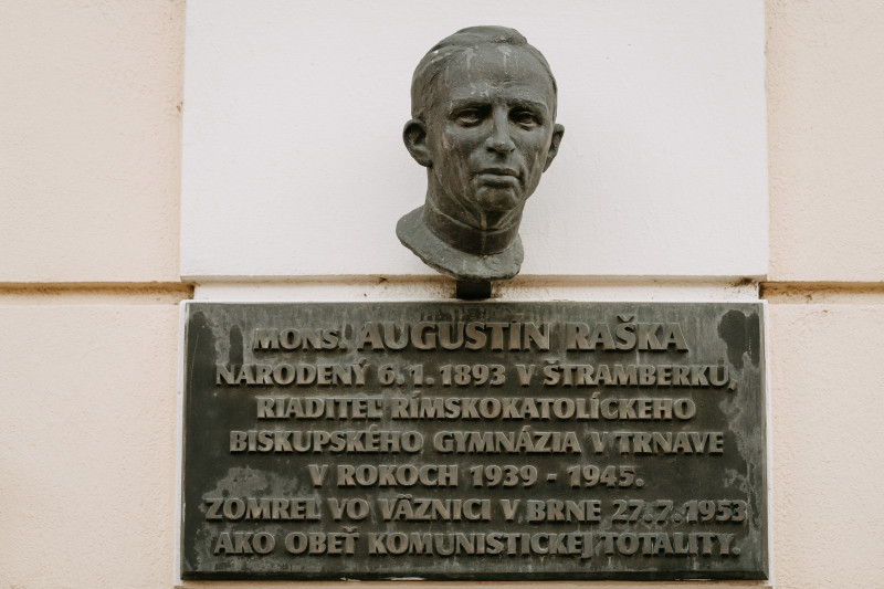 Pamätná tabuľa busta Augustína Rašku