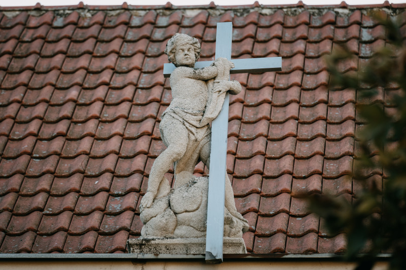 Anjel nesúci kríž